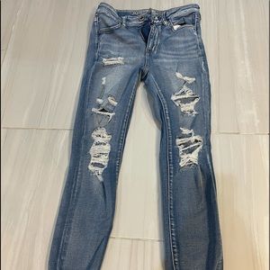 American Eagle Size 6 Ripped Super Stretch Skinny Jeans.